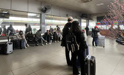 Sinh viên, người lao động rời Hà Nội về quê nghỉ Tết sớm để tiết kiệm chi phí